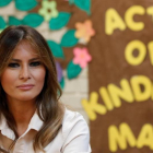 Melania Trump visita ayer un centro de servicios sociales infantiles en McAllen (Tejas) próximo a la frontera con México.