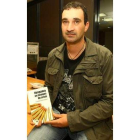 Leopoldo Rey Rodríguez posa con su primera novela.