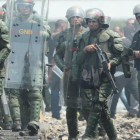 Miembros de la Guardia Nacional Bolivariana montan guardia en la frontera entre Colombia y Venezuela.