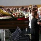 Familiares y amigos despiden a la mujer que apareció ahorcada en su domicilio de Almería el martes