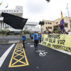 Varias decenas de personas se manifestaron, el 23 de junio del 2014, a las puertas del Cabildo de Gran Canaria en contra de las prospecciones petrolíferas.
