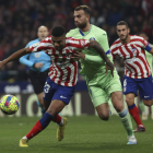 Reinildo y Borja Mayoral pugnan por el control del balón. HUESCA