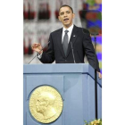 Obama pronuncia un discurso tras recibir el premio Nobel.