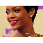 Rihanna posa  a su llegada a los premios MTV, el pasado mes de septiembre.