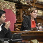 Gerardo Pisarello y Ada Colau, en el pleno del Ayuntamiento de Barcelona