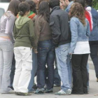 Adolescentes a la salida de un centro escolar.