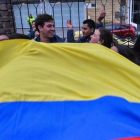 Colombianos celebran con una bandera los resultados del referéndum, en Bogotá.