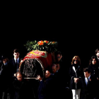 Imagen de los descendientes del dictador con su cuerpo en Cuelgamuros. J. J. GUILLÉN