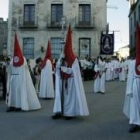 El paso de la Santa Cena procesionó ayer por las calles del casco antiguo de Ponferrada