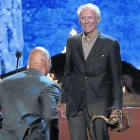Clint Eastwood se dispone a entregar un premio Guys Choice a Dwayne 'La Roca' Johnson en la gala celebrada en Culver City (California).