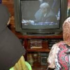 Una familia de iraquíes escucha en directo en Bagdad la intervención de los inspectores de la ONU