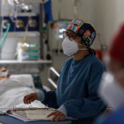 Personal métido atiende a un paciente de covid ingresado en una unidad de cuidados intensivos. EFE