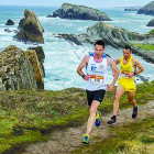 El atleta de La Virgen del Camino Jorge Pérez encabeza el grupo en la Trail Costa Quebrada.