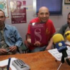 El portavoz de Caracol, Juanma Rego, en el centro, ayer rodeado de miembros de la Plataforma NATC
