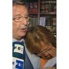 María del Carmen García llora junto a su abogado.