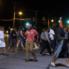 Manifestantes, en las calles de Ferguson, en la segunda noche de incidentes.