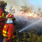 Dos miembros de la UME intentan sofocar el incendio declarado en el término municipal de Valdepeñas de la Sierra. Dos miembros de la UME intentan sofocar el incendio declarado en el término municipal de Valdepeñas de la Sierra.