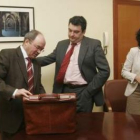 Francisco Fernández Liñares, José Luis Ramón y Belén Fernández, ayer en la sede del Consejo Comarcal