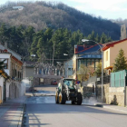 Un tractor limpiando ayer las calles de Sabero.