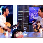 Pablo Iglesias, tocando la guitarra y cantando con Pablo Motos en 'El hormiguero'.