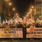 La manifestación estuvo encabezada por sindicalistas de CC.OO. y representantes de la Federación Leonesa de Empresarios.