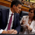 El jefe del Ejecutivo, Pedro Sánchez, y la vicepresidenta, Carmen Calvo, en sus escaños.