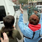 Simpatizantes aberzales jalean a los dos presuntos terroristas detenidos.