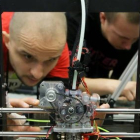 Dos jóvenes trabajan en un hackathon. PAWEL SUPERNAK