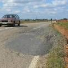 Uno de los innumerables baches de la carretera de San Adrián