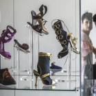 Detalle de algunos de los zapatos del diseñador canario de calzado de lujo Manolo Blahnik. MARTIN DIVISEK