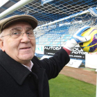 Nino Cubelos, bajo la portería de El Toralín, emula los años en los que defendió los colores de la Deportiva y del Numancia.