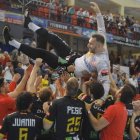 Los integrantes de la plantilla ademarista celebraron la clasificación para la Champions y despidieron por todo lo alto a Cupara, Costoya y Piñeiro. ISOLA NELLAS