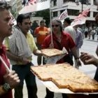 Los profesores de la Escuela de Música repartieron ayer empanada ante el Ayuntamiento