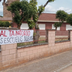 Pancarta en contra del tanatorio en las dependencias educativas propiedad del municipio. DL