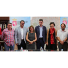 Juan Martínez Majo y Salomé Santos, junto al resto de participantes en el encuentro de ayer. SARA CAMPOS