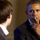 Obama escucha una de las preguntas que le formularon en el foro organizado por Tumblr, este martes en Washington.