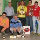 Los galardonados en la competición de Valencia de Don Juan posan con los trofeos conseguidos