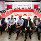 Los miembros del PSOE al inicio de la Comisión Ejecutiva Federal celebrada ayer. EMILIO NARANJO