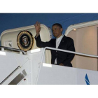 Obama baja del avión a su llegada a Honolulu.