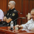 José Bretón observa en el juicio a su cuñado, José Ortega, mientras éste declaraba.