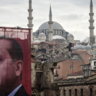 Una valla electoral de Erdogan con la mezquira Suleymaniye de Estambul al fondo.