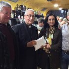 La alcaldesa, Alicia Gallego, entregó la recaudación a los miembros de Cáritas.