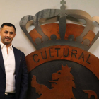Mohd Khalifa ante el escudo de la Cultural. CULTURAL