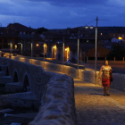 El puente de Hospital de Órbigo iluminado ayer después de los trabajos de reparación que han durado casi dos años.