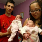Alejandro y Erika muestran a sus dos hijas, que son gemelas idénticas, ya que comparten el mismo ADN