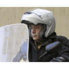 El juez instructor de Palma, José Castro, abandona los juzgados en su motocicleta el pasado 13 de enero.