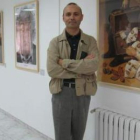 Cezary Kruk ante algunos carteles de cine polaco expuestos en la biblioteca.