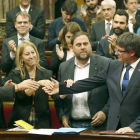 Puigdemont con sus consejeros tras anunciar que se someterá a una moción de confianza. A. DALMAU