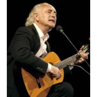 El cantautor leonés Amancio Prada durante un concierto