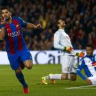Luis Suárez anotó los dos primeros goles de un Barcelona que pasó por encima del Español. QUIQUE GARCÍA